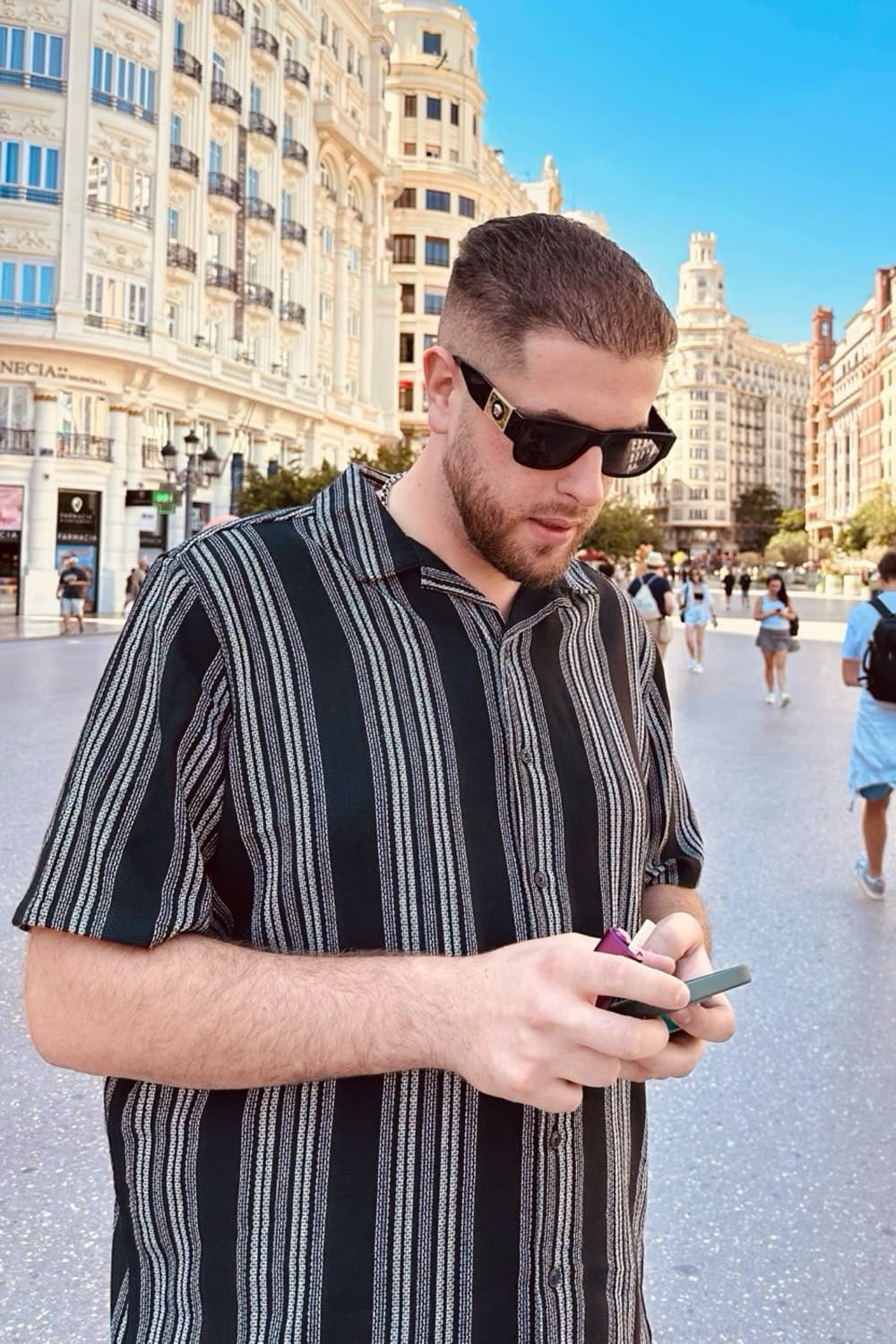Retrato al aire libre, en una plaza, de día